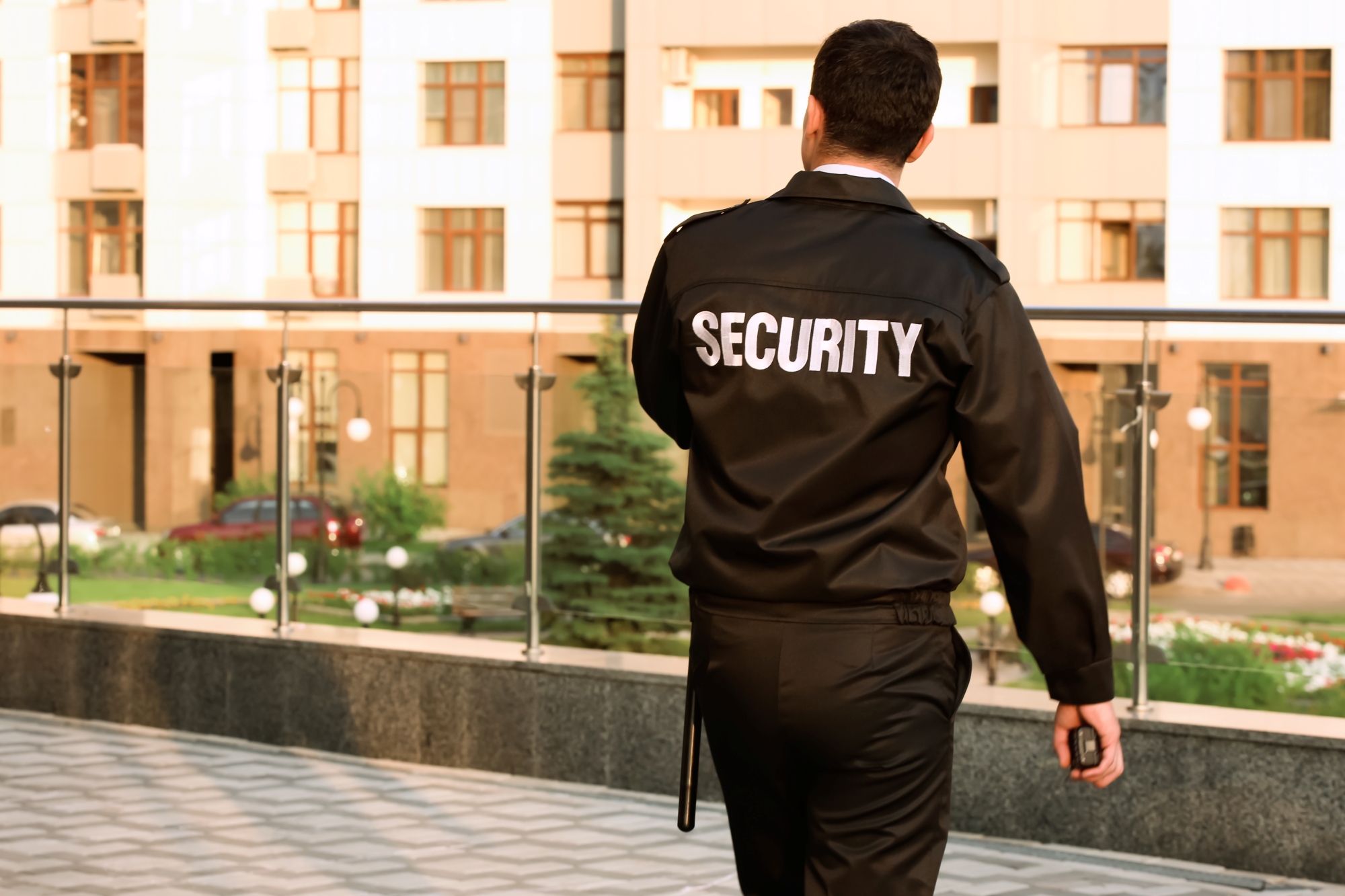 Guardia de seguridad vigilando las propiedades del desarrollo residencial