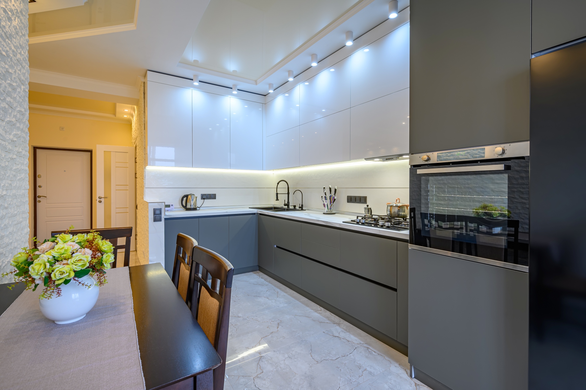 Interior de cocina moderna de lujo en blanco y gris oscuro