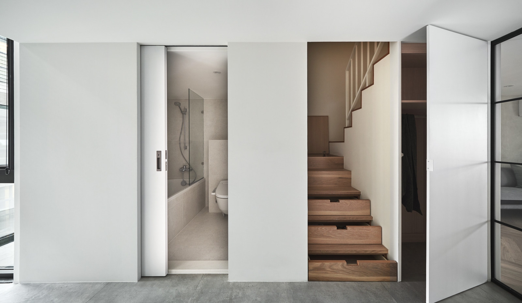Puerta oculta de un baño y de una alacena