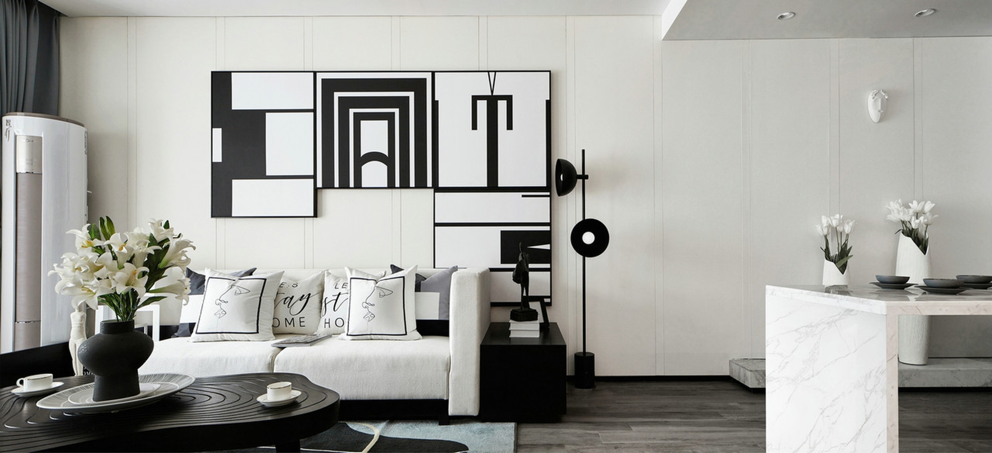 Sala de estar con un estilo minimalista en su decoracion, los colores que predominan son los blancos y negros