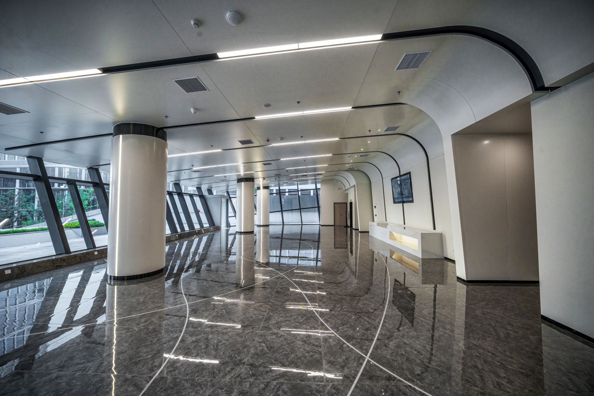 Vestíbulo de concepto abierto en un moderno edificio corporativo