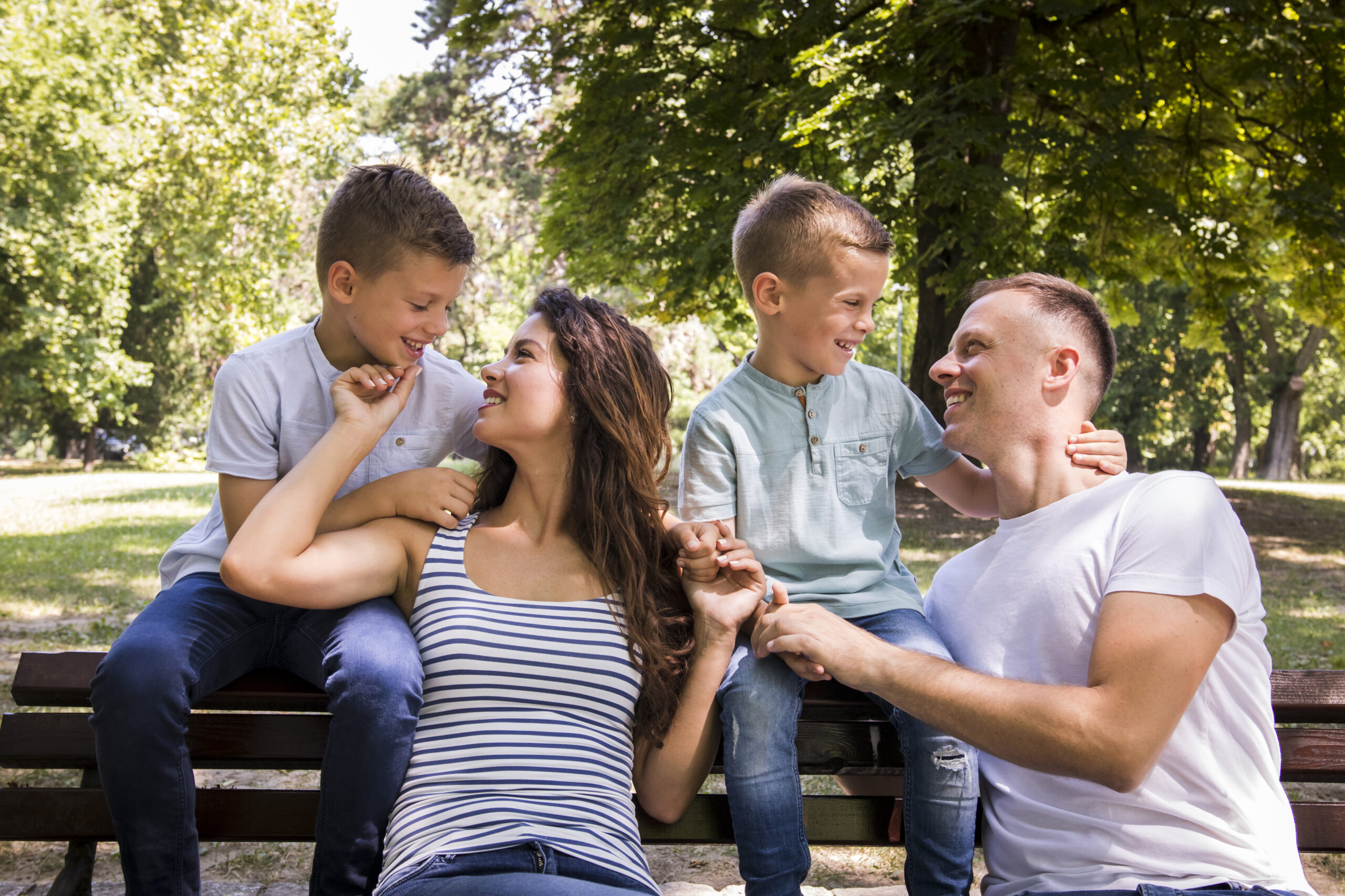 familia-de-cuatro-miembros-descansando-en-un-banco